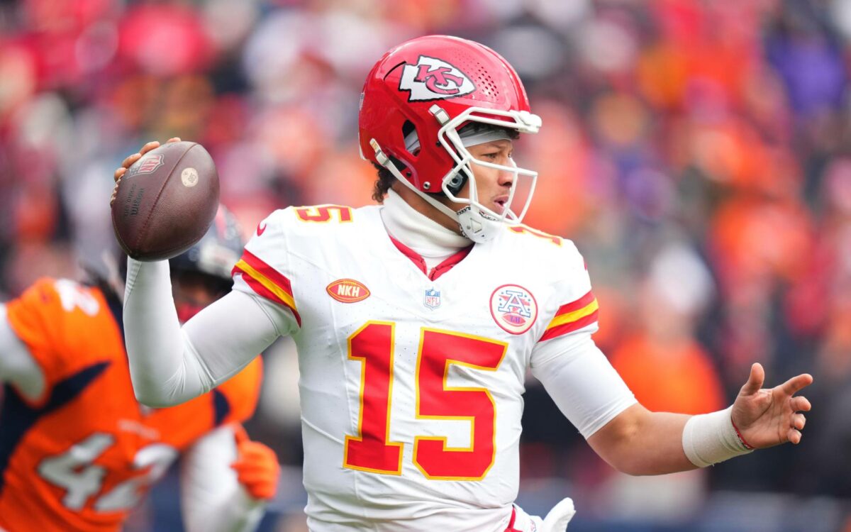 LOOK: Chiefs QB Patrick Mahomes dons inspirational cleats for matchup vs. Packers