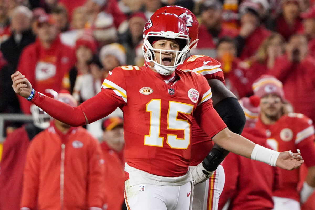 Twitter reacts to Chiefs QB Patrick Mahomes’ sideline outburst vs. Patriots