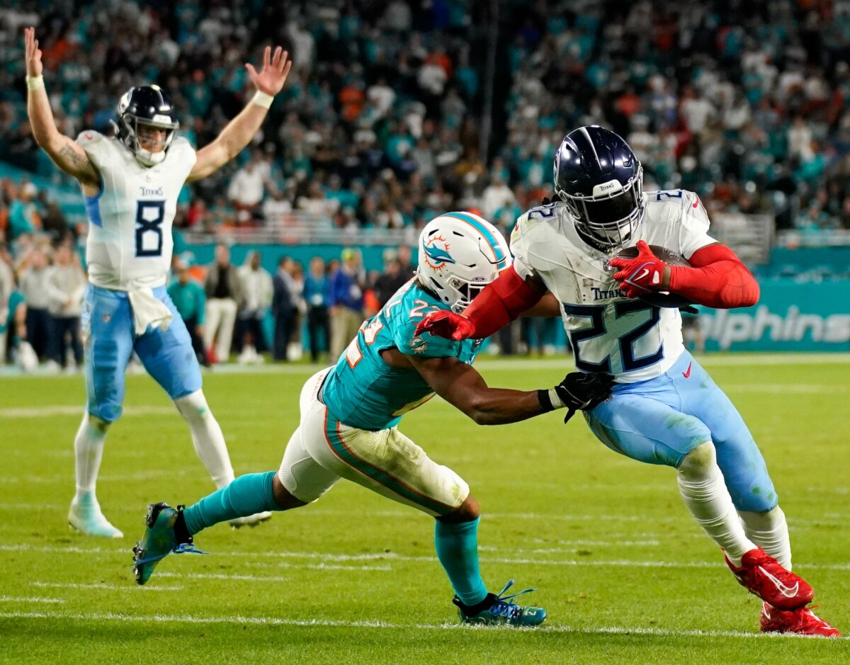 Titans pull off Monday night shocker over Dolphins