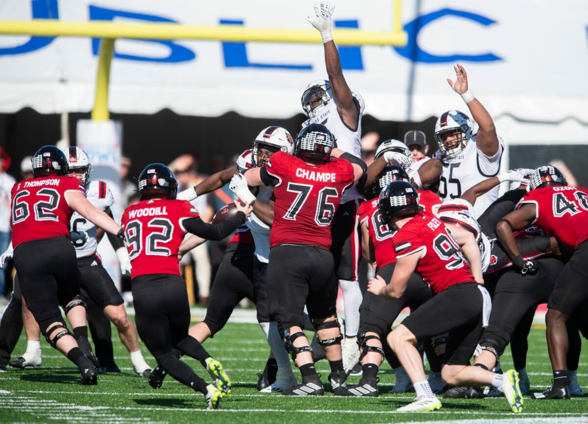 Northern Illinois kicker scores touchdown on brilliant fake field goal