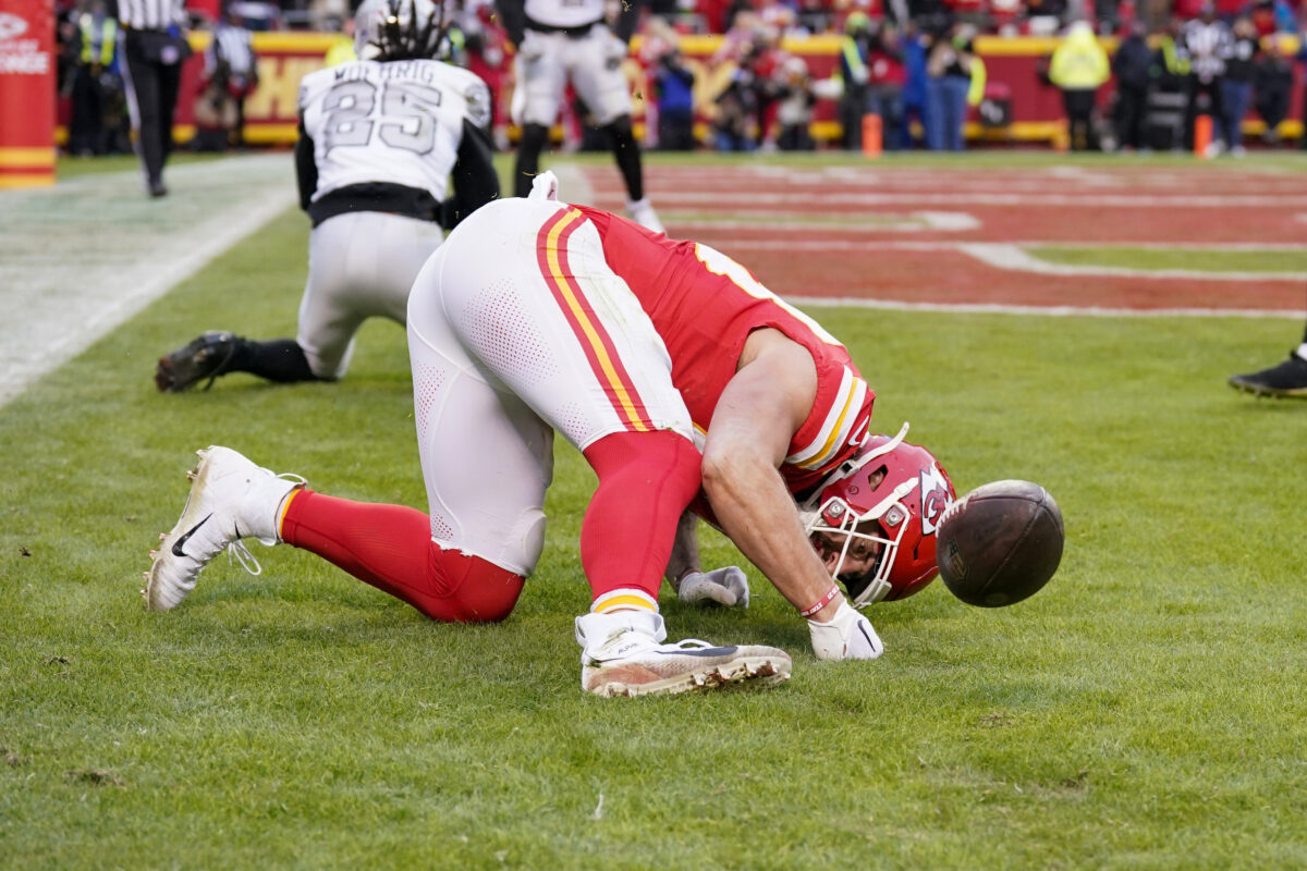 Twitter reacts to Chiefs’ frustrating Week 16 loss to Raiders