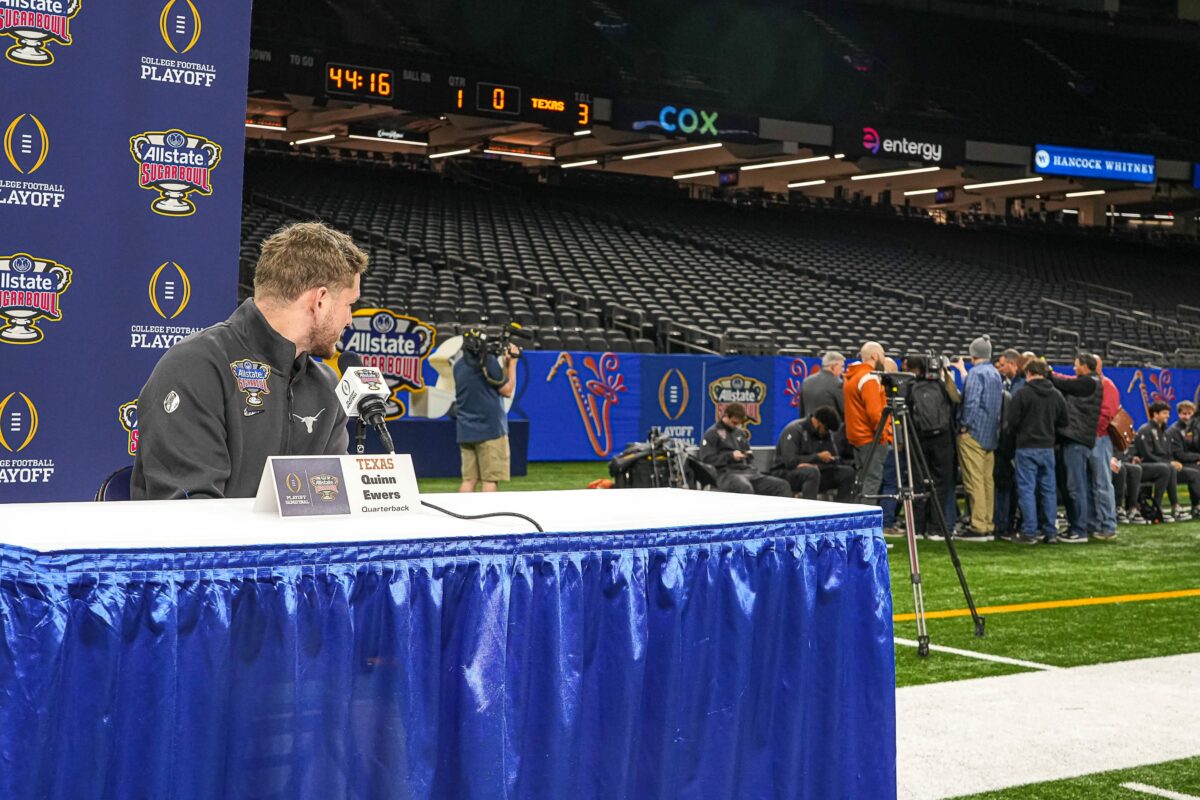 Texas media day photo shows press swarming Arch Manning instead of starter Quinn Ewers