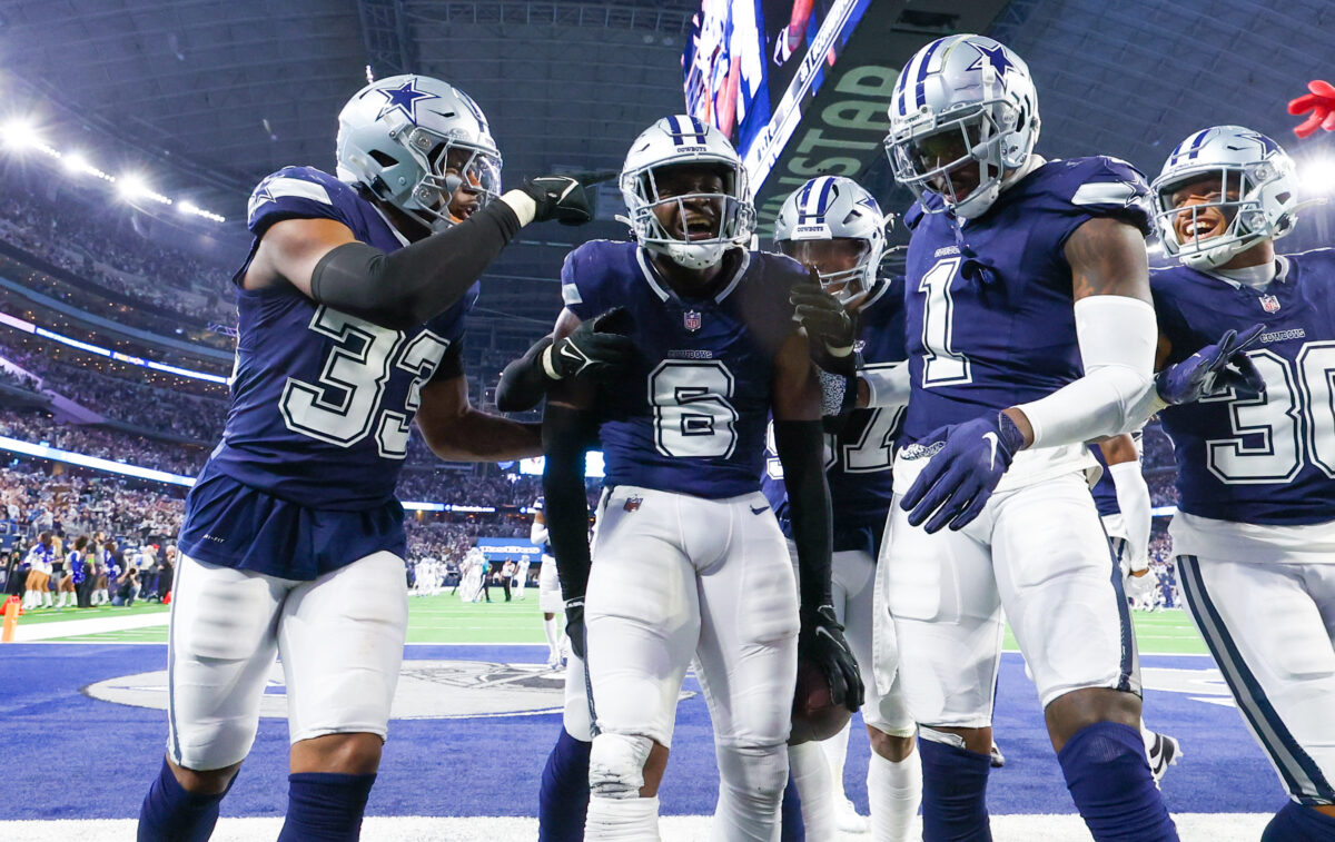 Cowboys keep East hopes alive, survive wacky finish to tame Lions, 20-19