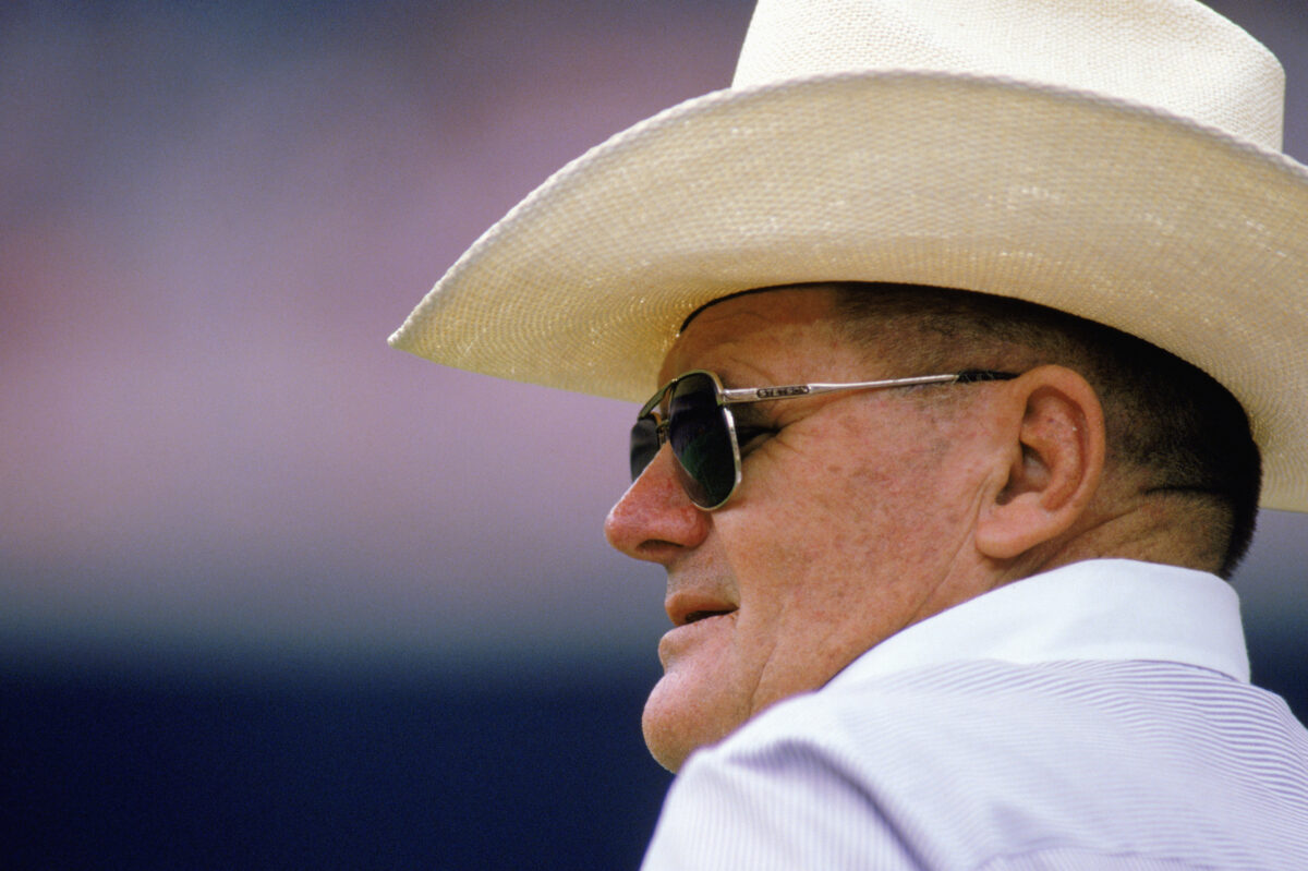 Mike Vrabel honors Bum Phillips by wearing cowboy hat to Texans game