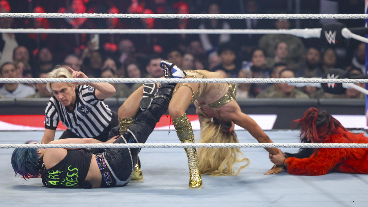 Charlotte Flair finished her match with Asuka despite 3 torn knee ligaments