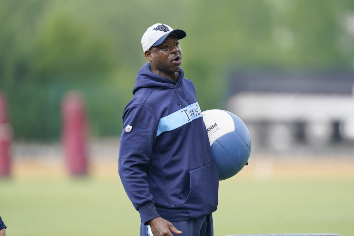 Titans’ Tony Dews falls short in bid for Giants RBs coach