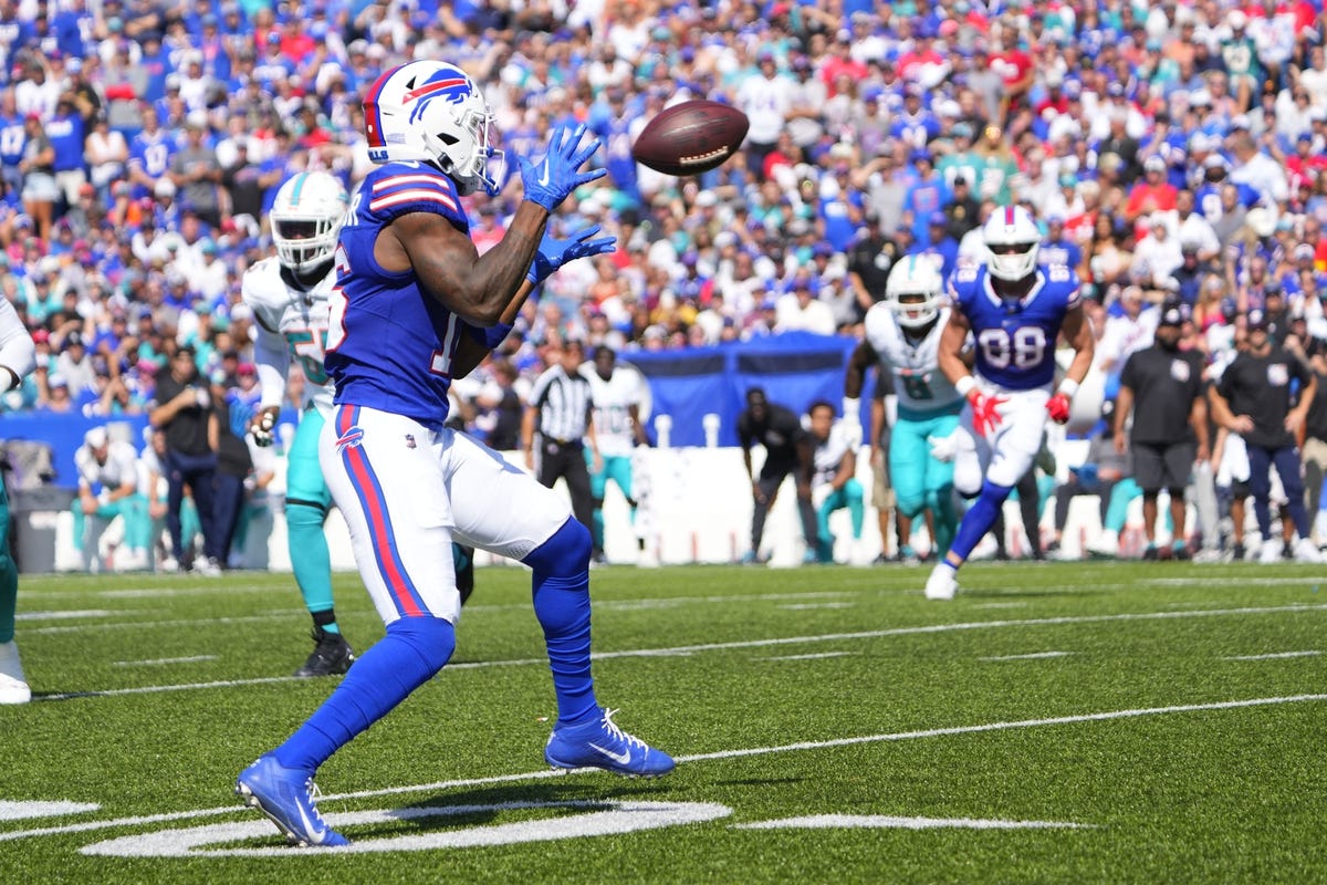 Bills at Dolphins: Trent Sherfield hauls in helmet-tipped ball for touchdown (video)
