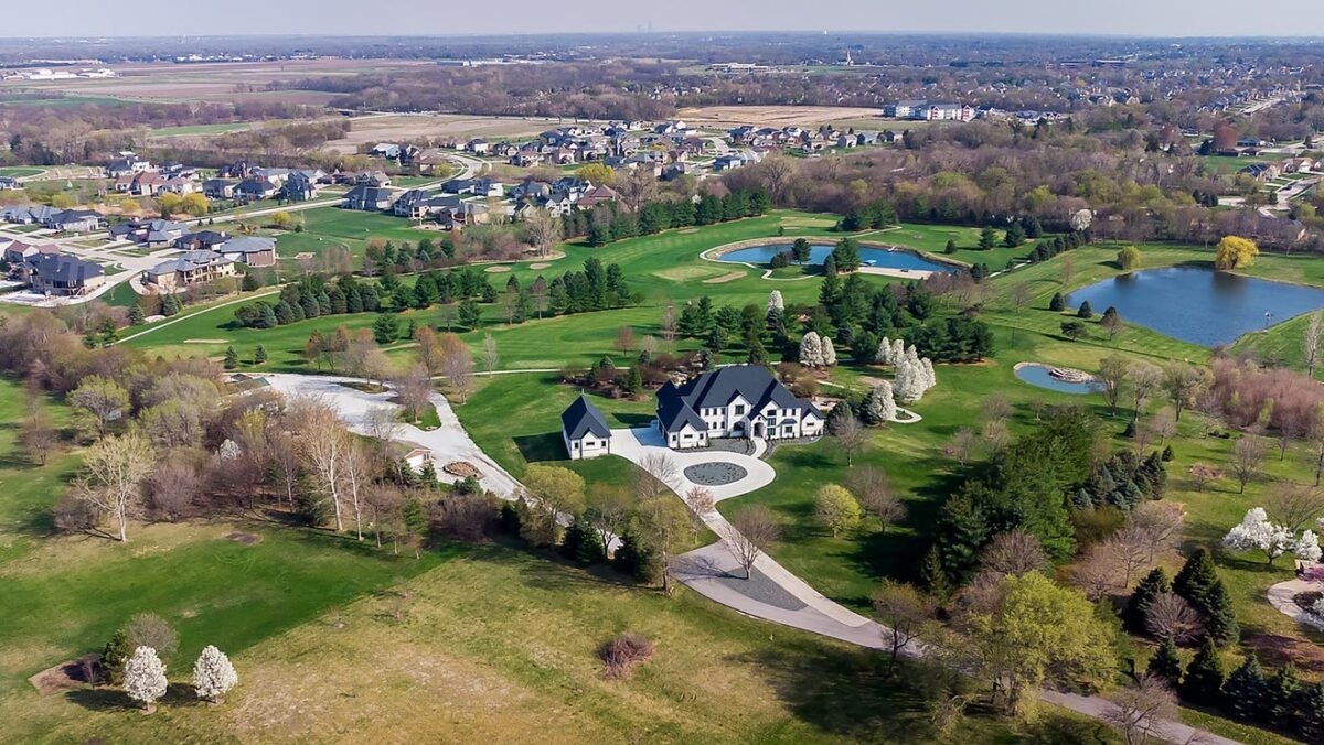 This gorgeous heartland mansion has its own private 9-hole golf course, beach and wine cellar