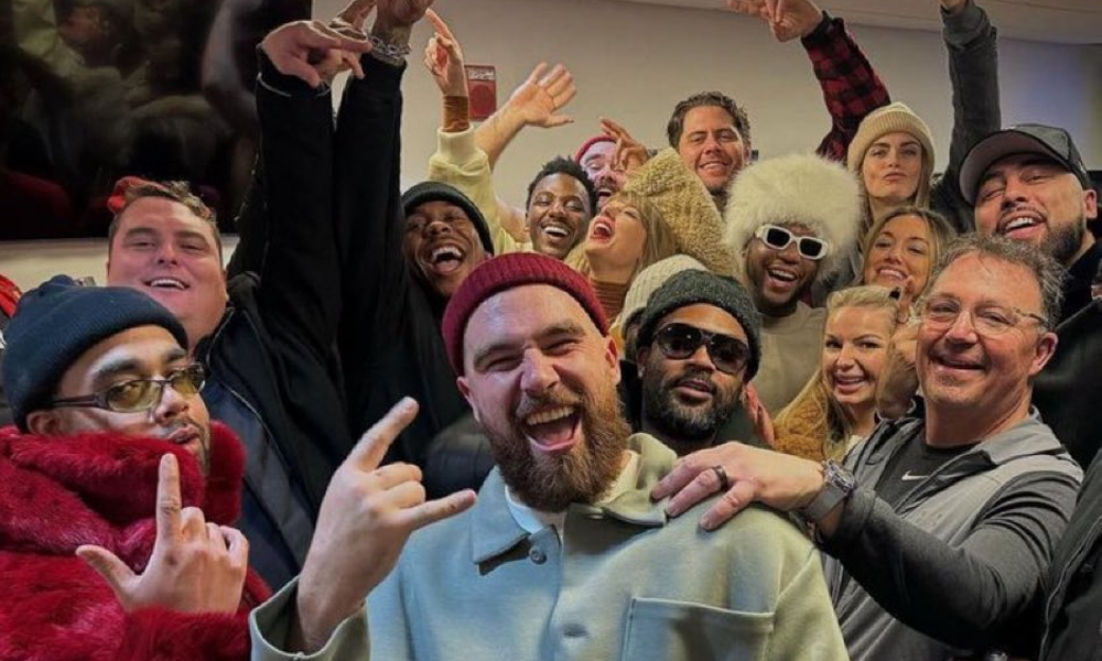 1 epic postgame photo from Chiefs-Bills shows Travis Kelce and Taylor Swift (and Jason too!) having the time of their life