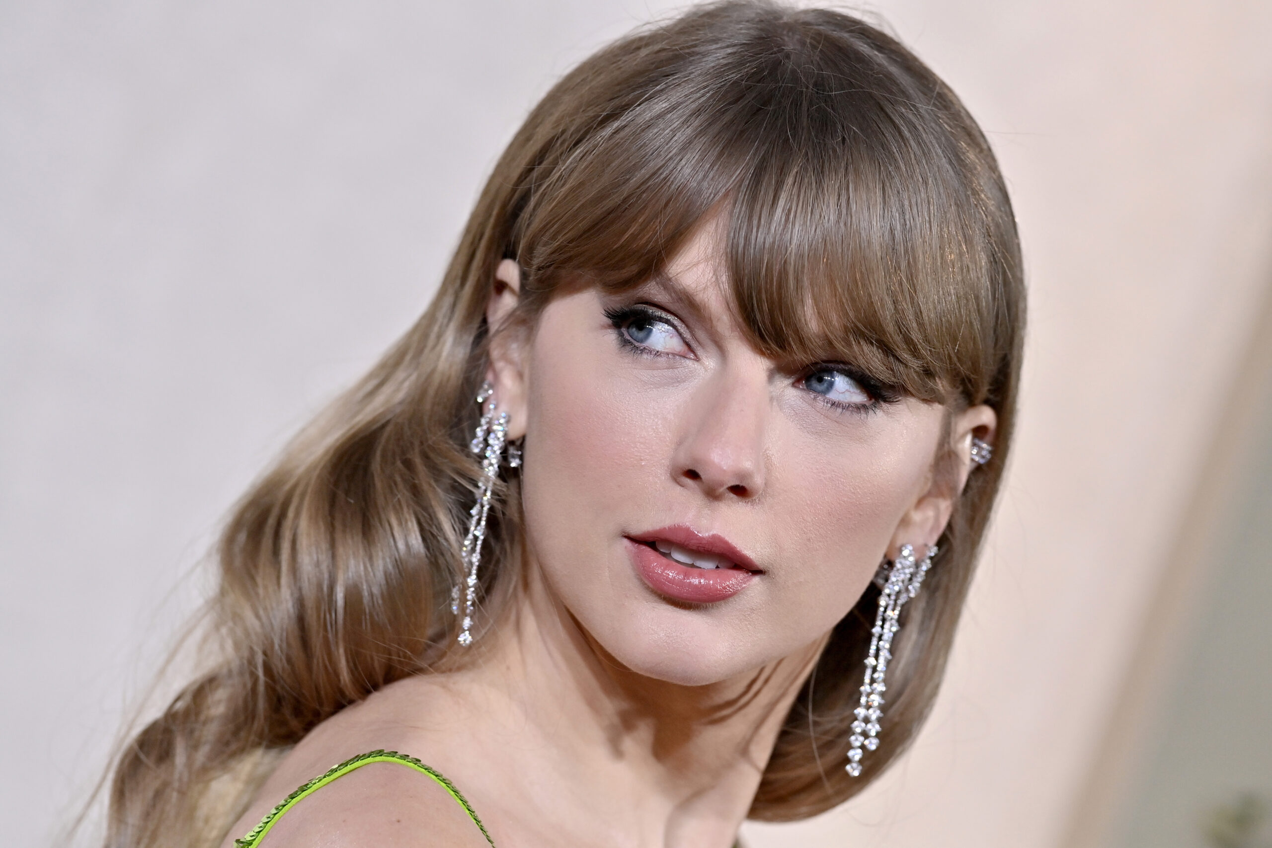 Freddie Freeman randomly photobombed Taylor Swift at the Golden Globes and MLB fans thought it was hilarious