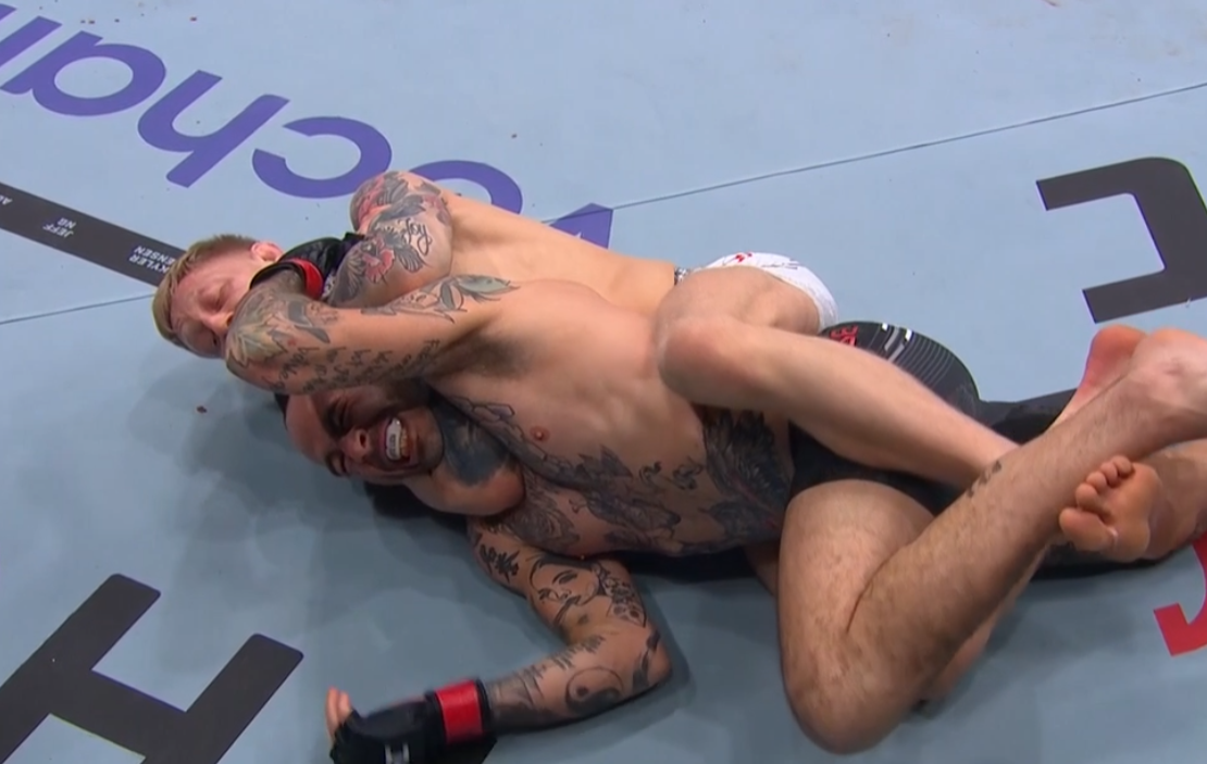 UFC 297 video: Sam Patterson squeezes Yohan Lainesse into submission