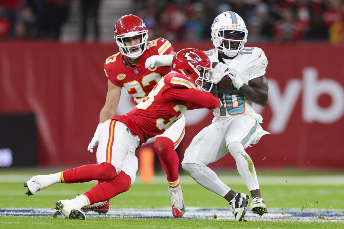 Twitter reacts to Chiefs DB L’Jarius Sneed’s physicality vs. Tyreek Hill