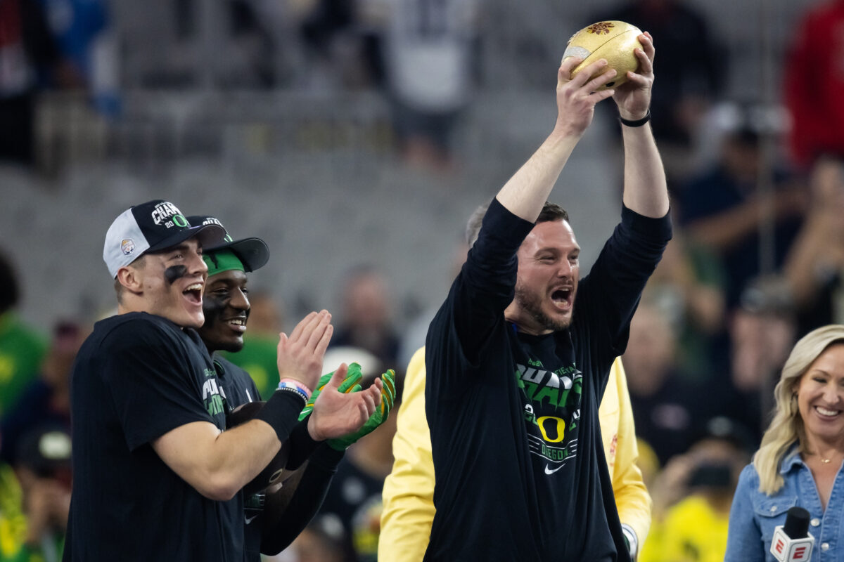 Dan Lanning tells his team he’s staying in Oregon despite Alabama rumors