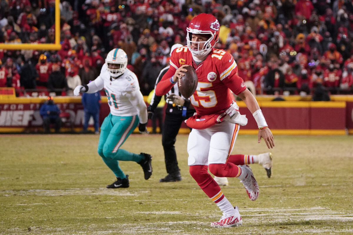Twitter reacts to Patrick Mahomes’ broken helmet after tough run vs. Dolphins