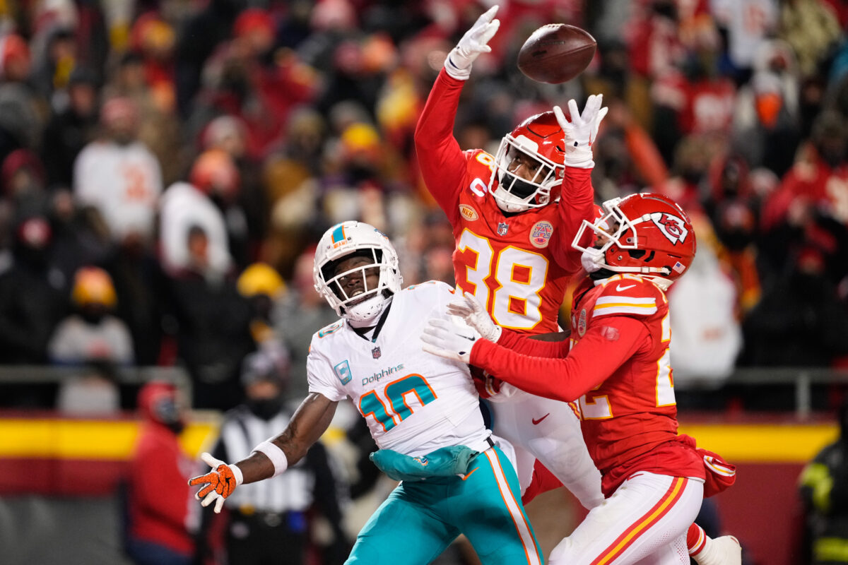 WATCH: Chiefs DB L’Jarius Sneed manhandled Tyreek Hill in matchup vs. Dolphins