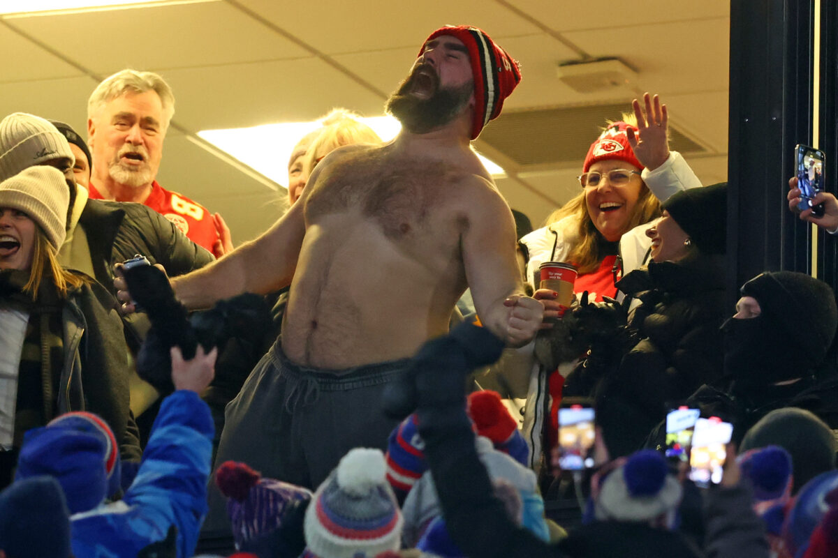 Shirtless Jason Kelce picked up a young Bills fan to help her show Taylor Swift her sign
