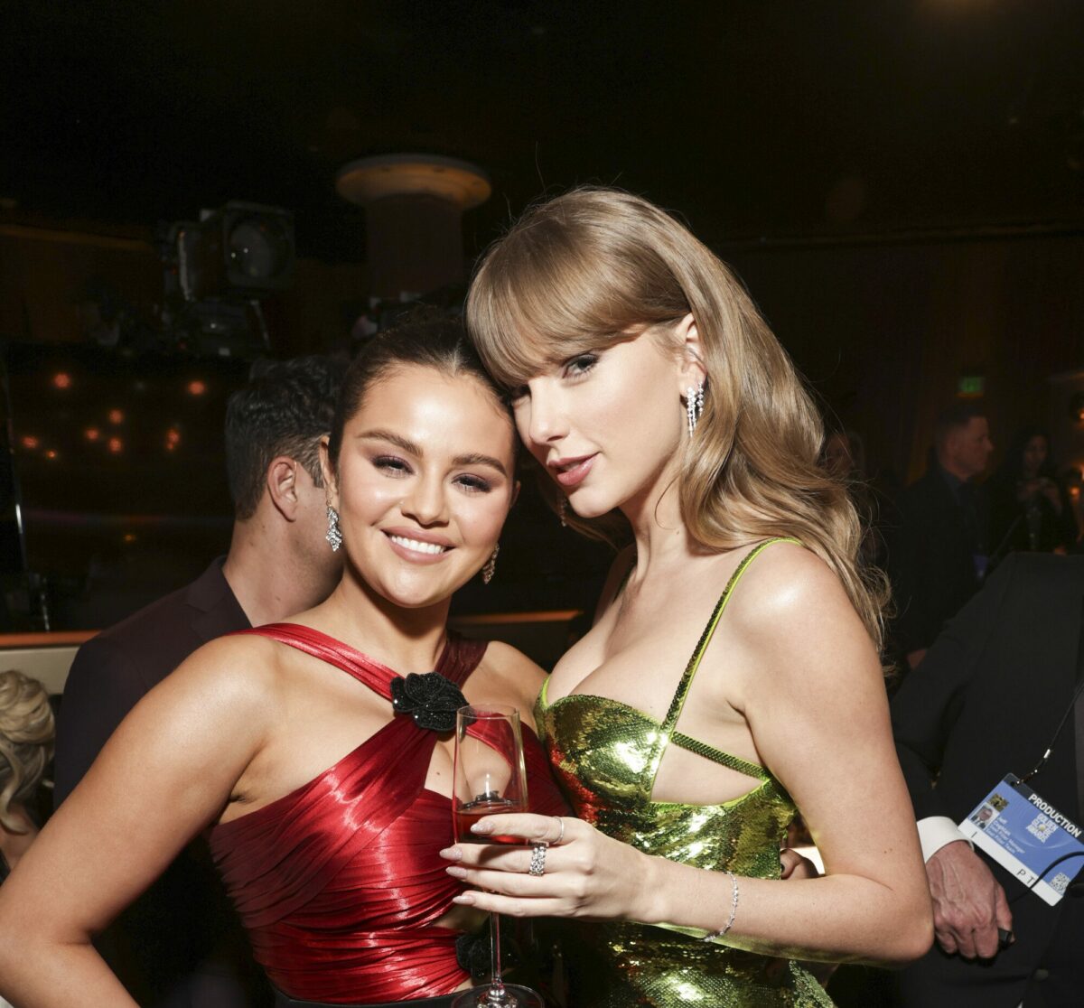 Lip-readers think Taylor Swift and Selena Gomez talked about Kylie Jenner and Timothée Chalamet at the Golden Globes