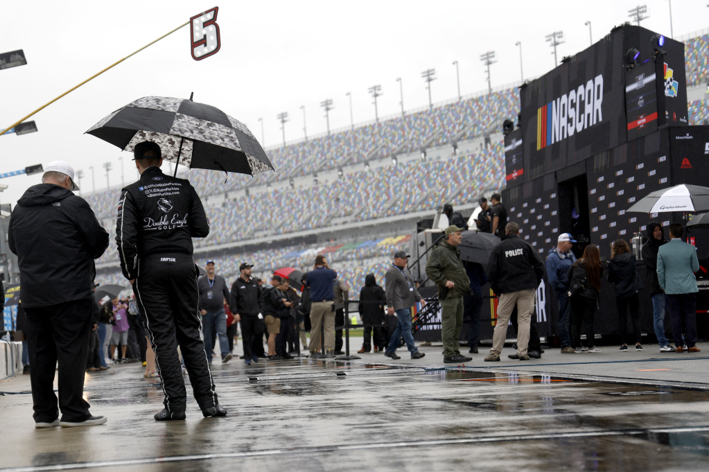 Daytona 500 postponed to Monday by rain