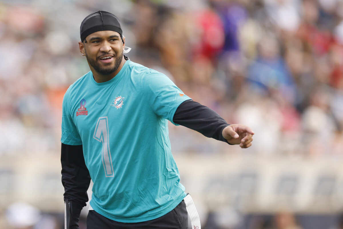 WATCH: Dolphins’ Tua Tagovailoa performs on stage with Darius Rucker