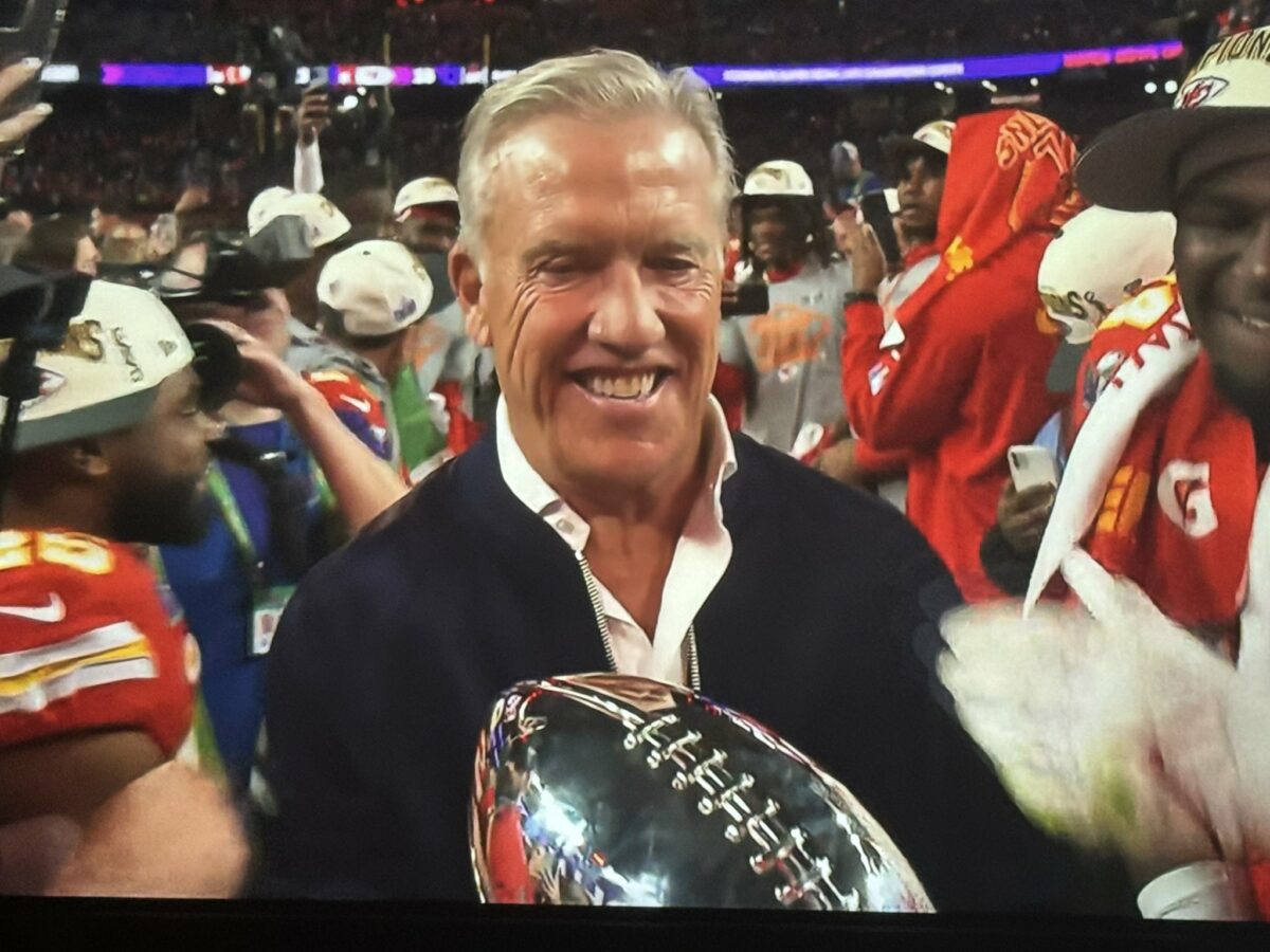 Twitter can’t believe John Elway delivered Super Bowl trophy to Chiefs