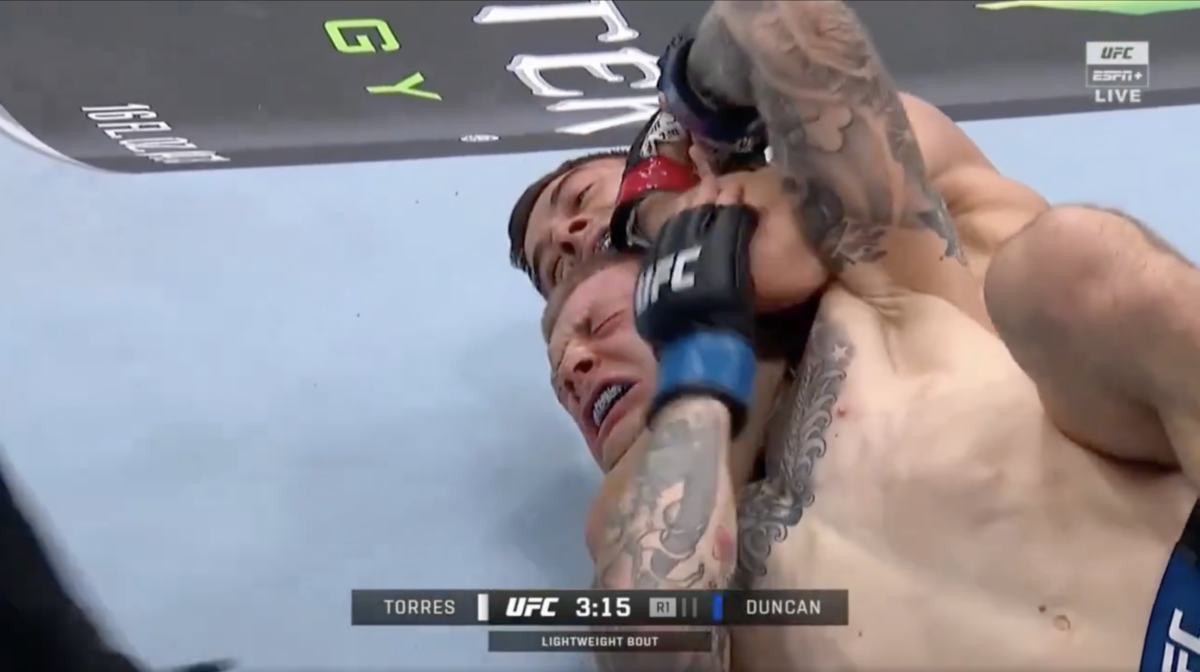 UFC Fight Night 237 video: Manuel Torres squeezes Chris Duncan into submission