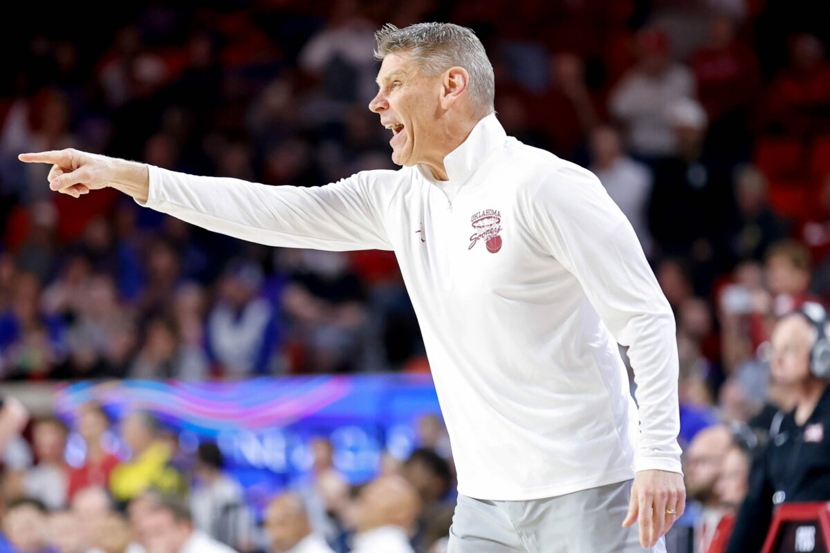 Oklahoma runs out of gas in the second half as they fall to No. 6 Kansas 67-57