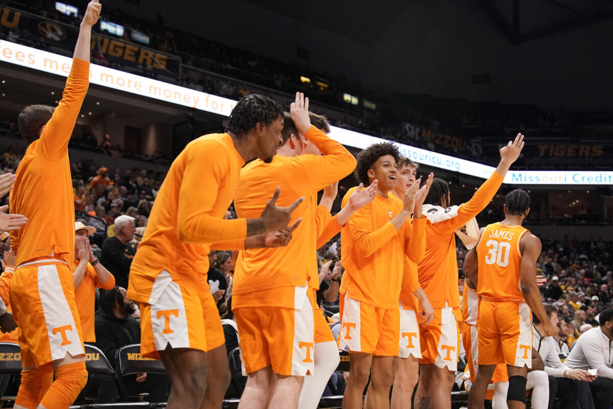 Tennessee comes from behind to earn 20th win of season