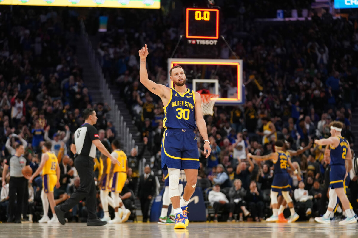 NBA Twitter reacts to Steph Curry’s 32 point performance in win vs. Lakers