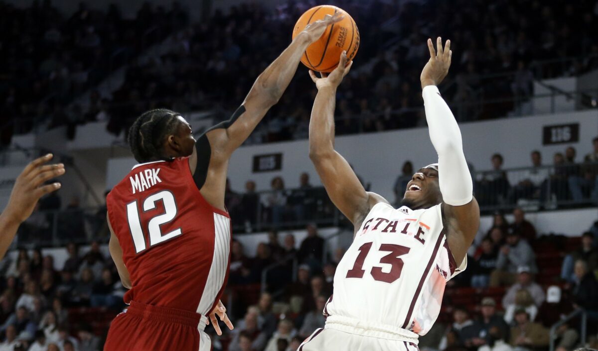 Arkansas hoops looks to even record on trip to College Station
