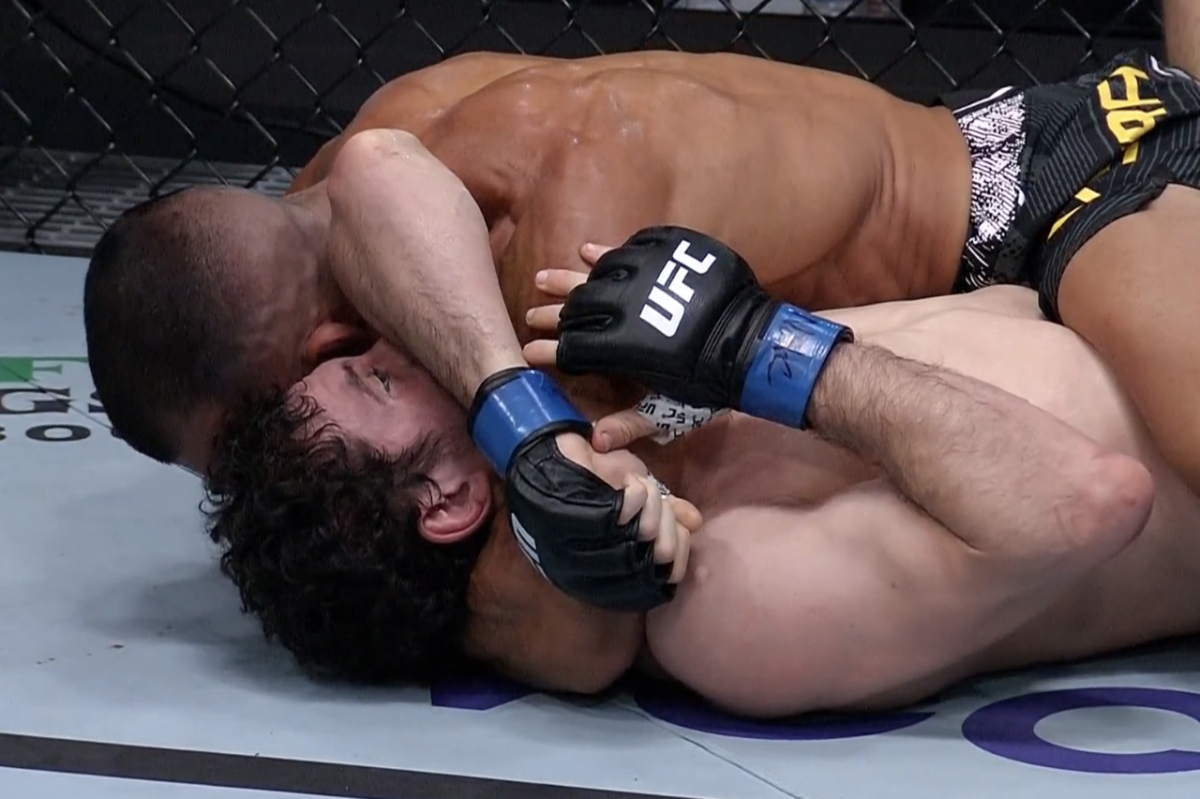 UFC Fight Night 236 video: Rodolfo Vieira makes history with arm-triangle choke finish of Armen Petrosyan