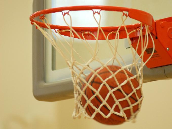 Eight grader wins high school varsity basketball game at the buzzer