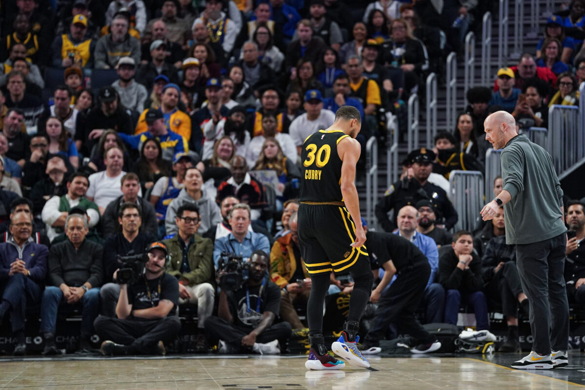 Steph Curry exits game vs. Bulls after rolling ankle