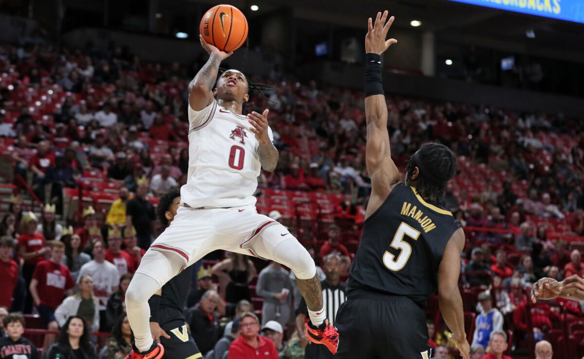 Hogs tangle with No. 15 Kentucky; Battle on verge of scoring history