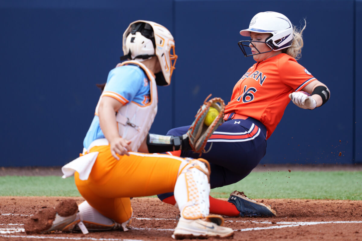 Auburn snaps No. 4 Tennessee’s long win streak with Sunday victory