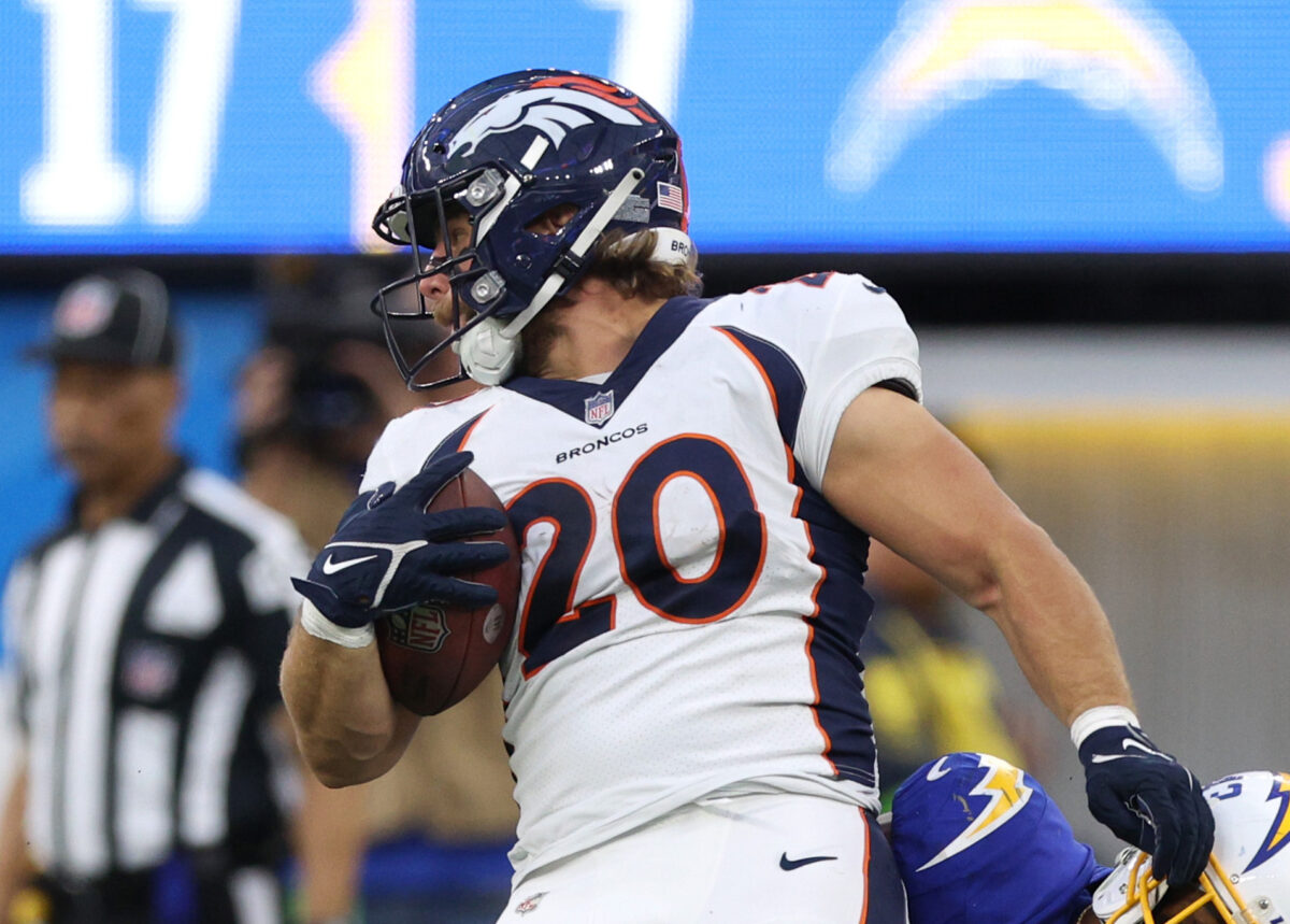 Broncos re-sign fullback Mike Burton to 1-year contract