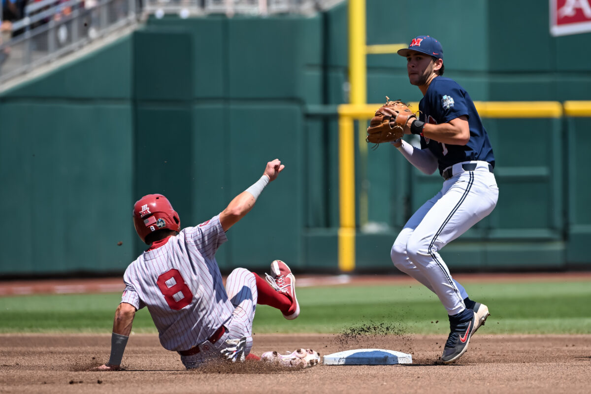 Oklahoma Sooners to be without star outfielder for 4-6 weeks