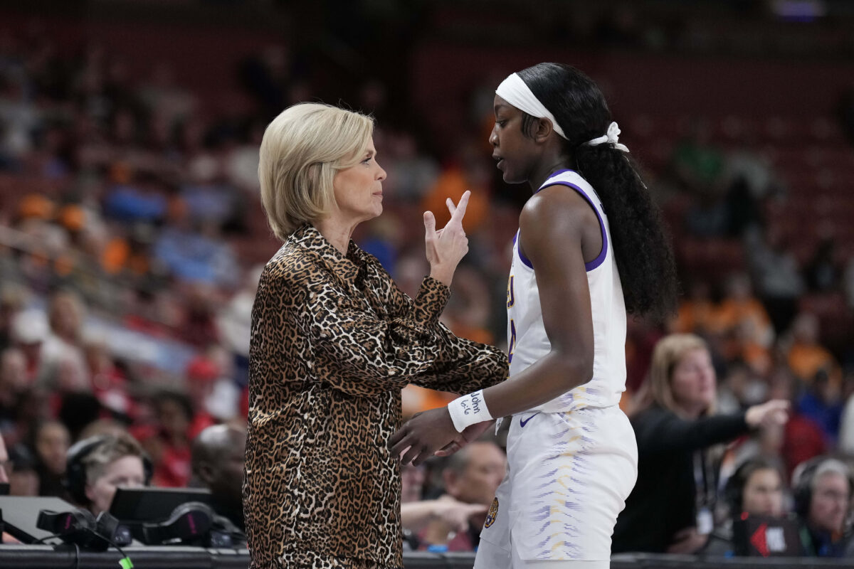Flau’jae Johnson posts supportive photo with Kim Mulkey after coach’s controversial press conference