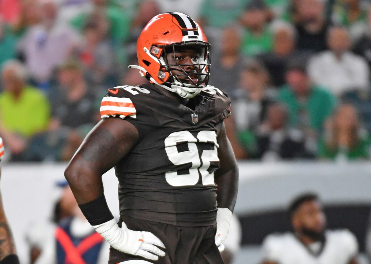 Browns DE Sam Kamara signs his Exclusive Rights tender and will return