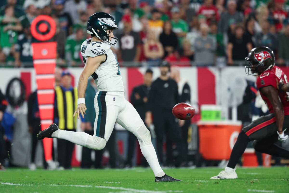 Eagles agree to a 2-year, $4.2m deal with punter Braden Mann