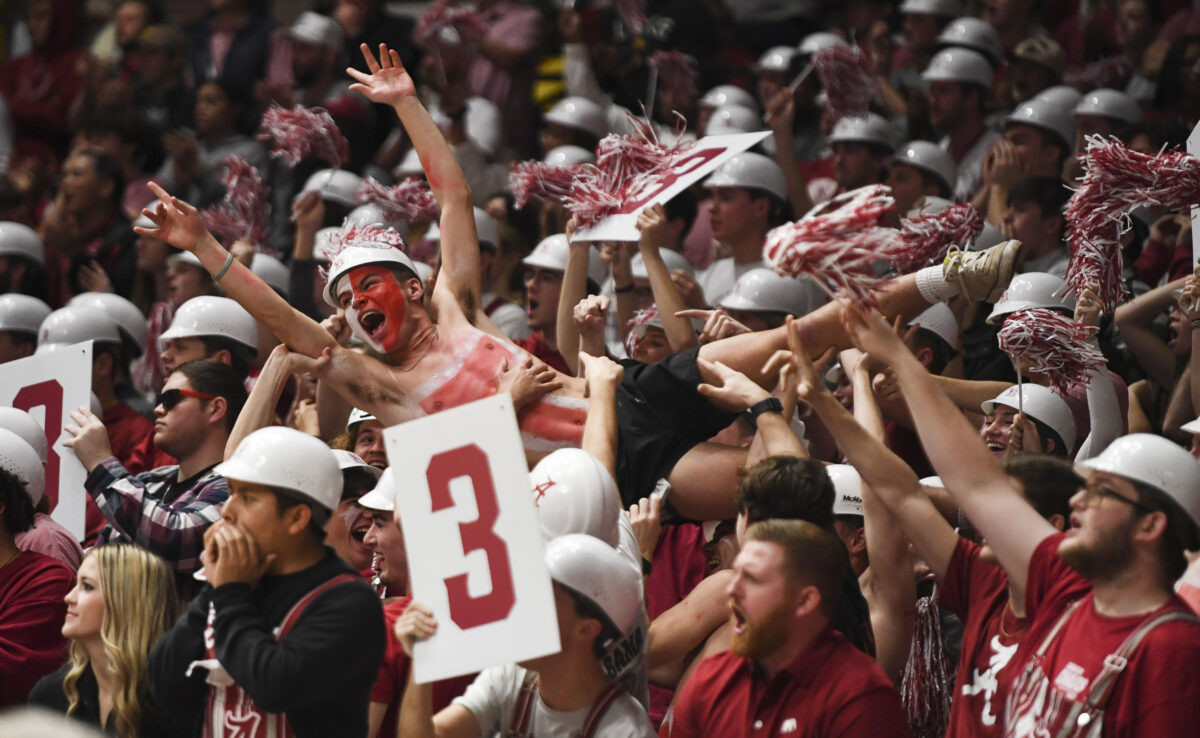 Fans go wild as Alabama student drains halfcourt shot to win $19k
