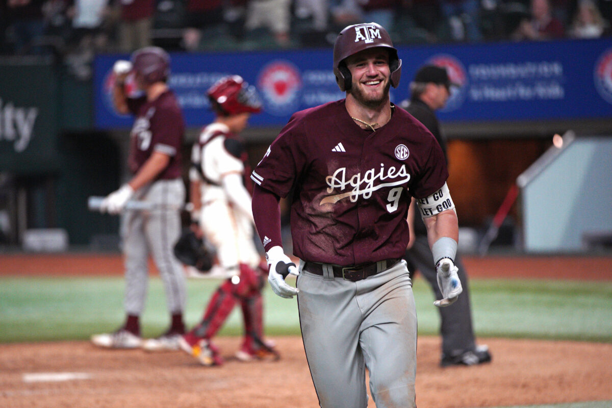 No. 7 Texas A&M pulls away late in for a 9-3 win over USC for a 10-0 start to the season