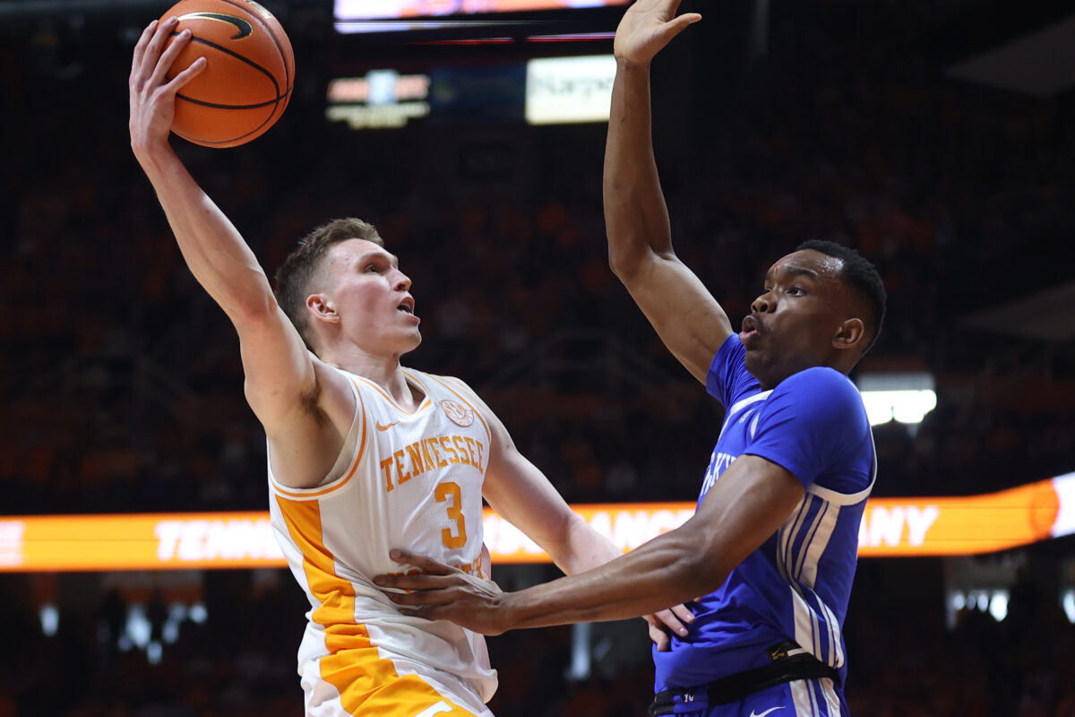 Kentucky defeats Vols in regular-season finale