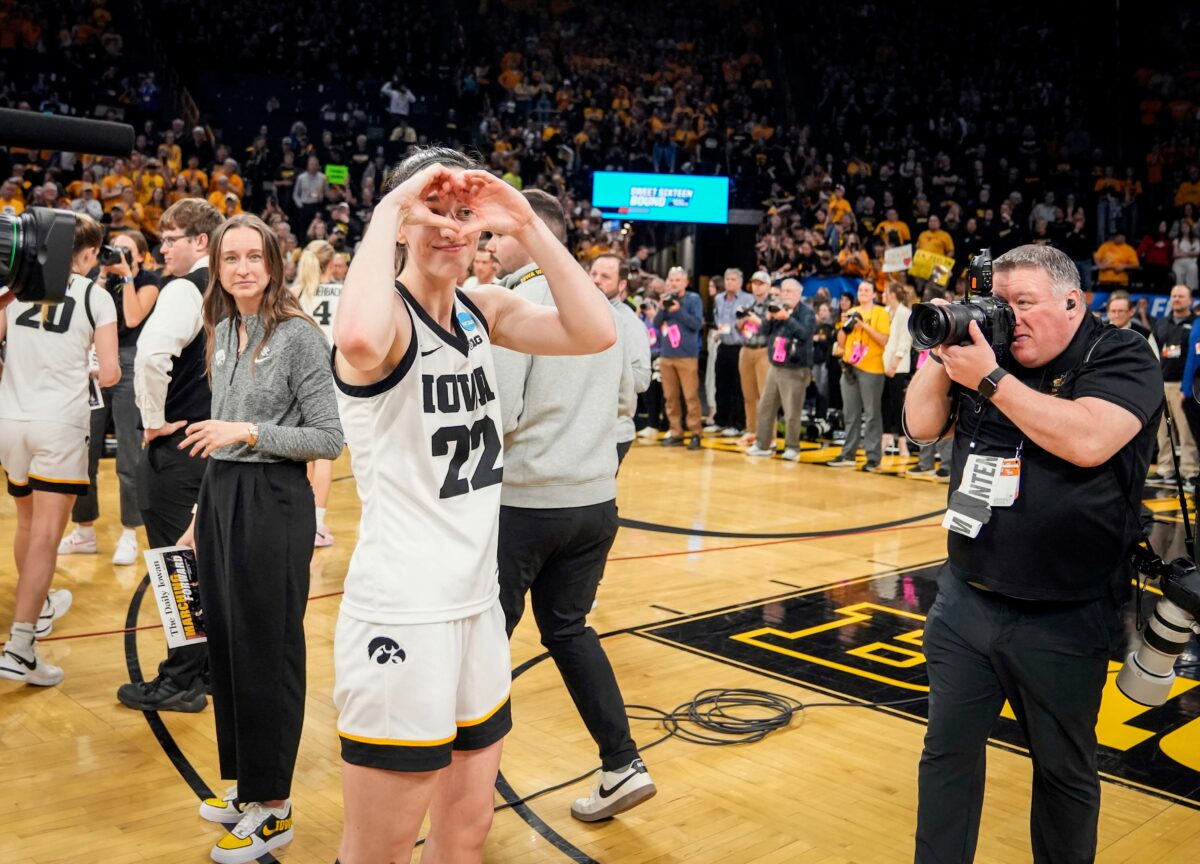 Caitlin Clark gave the most classy farewell to Iowa fans in last home game with proud parents in stands