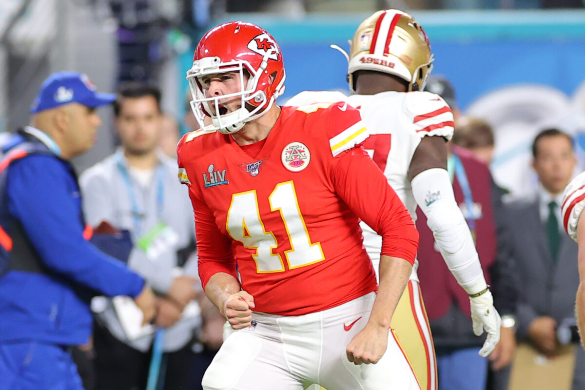 Chiefs re-sign long snapper James Winchester