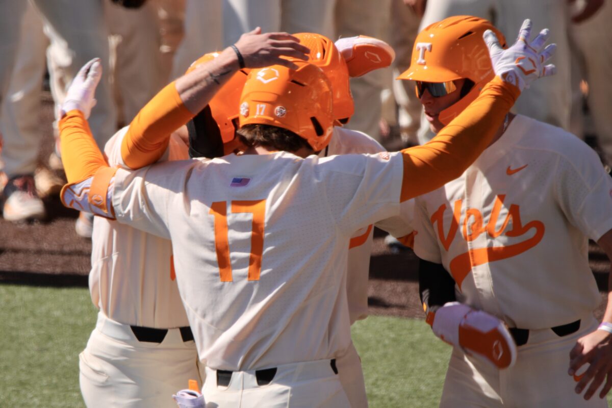 Vols sweep Illinois for 15th consecutive win