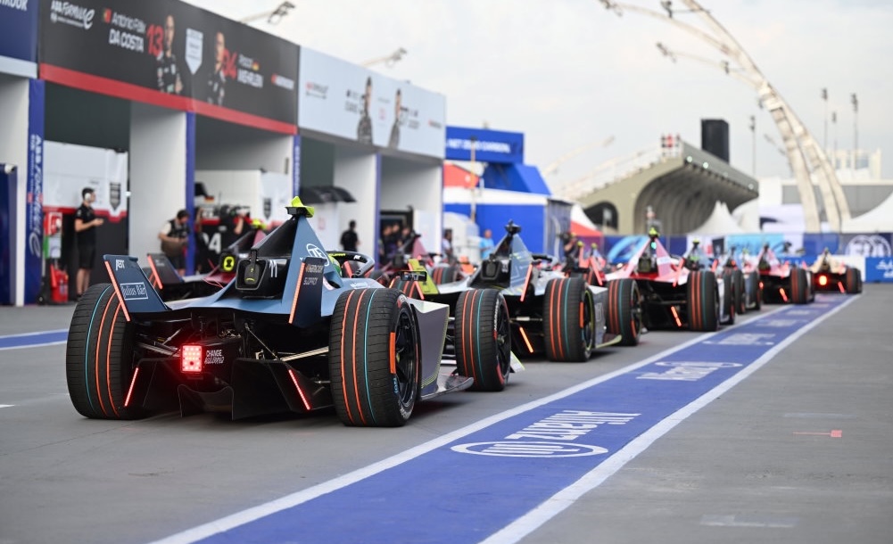 Formula E CEO explains delays in implementing fast-charge pit stops