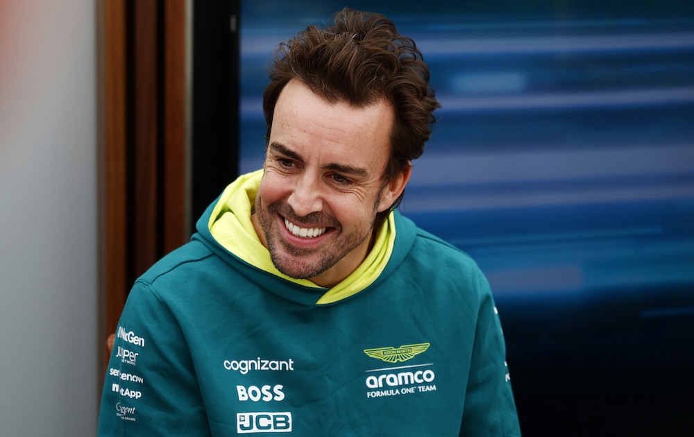 Alonso signs multi-year extension at Aston Martin