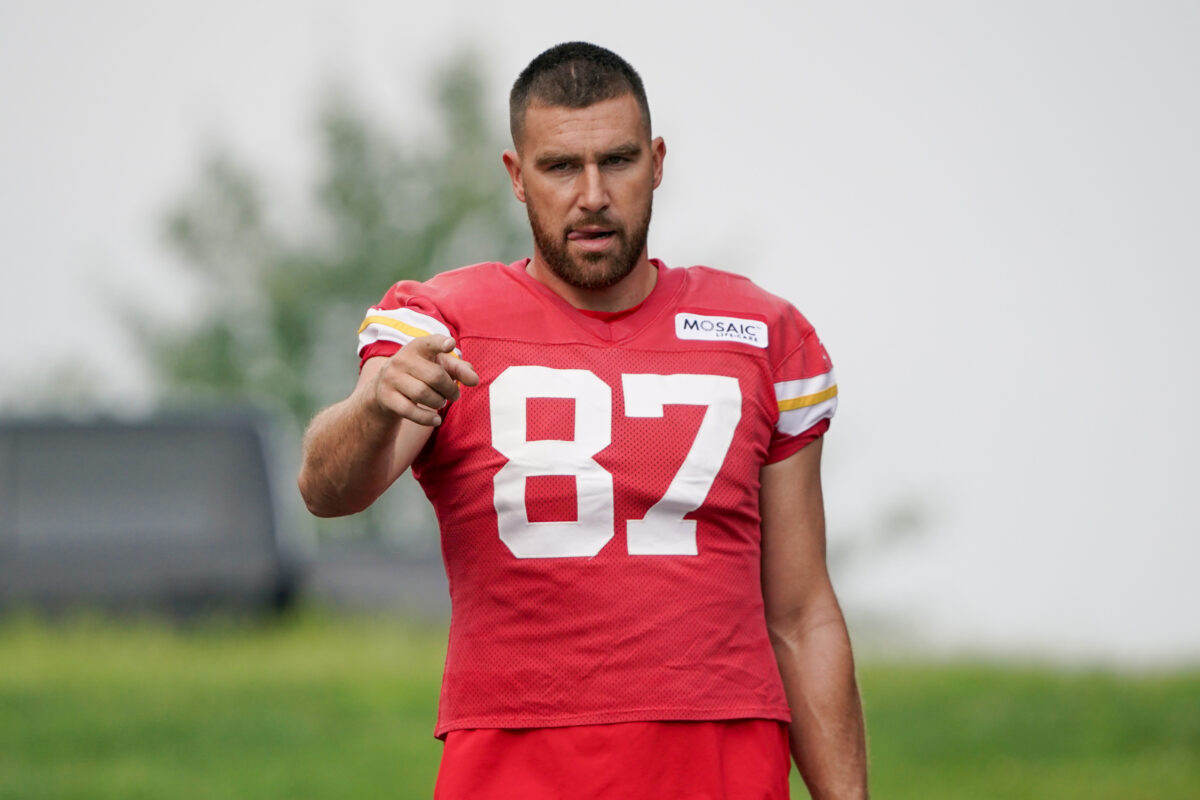 WATCH: Chiefs TE Travis Kelce shows off during offseason training