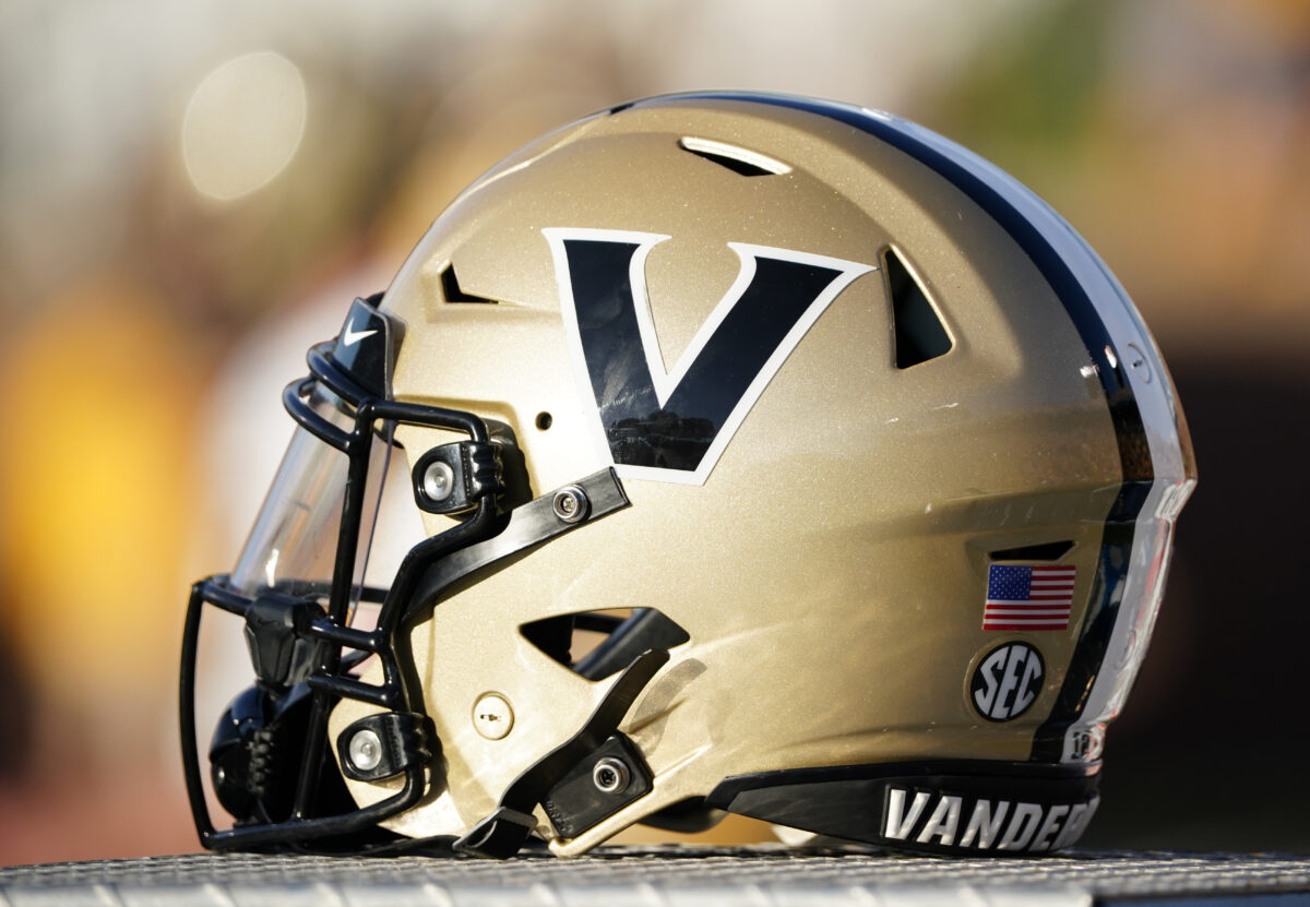 Tennessee offers 2025 linebacker Vanderbilt commit
