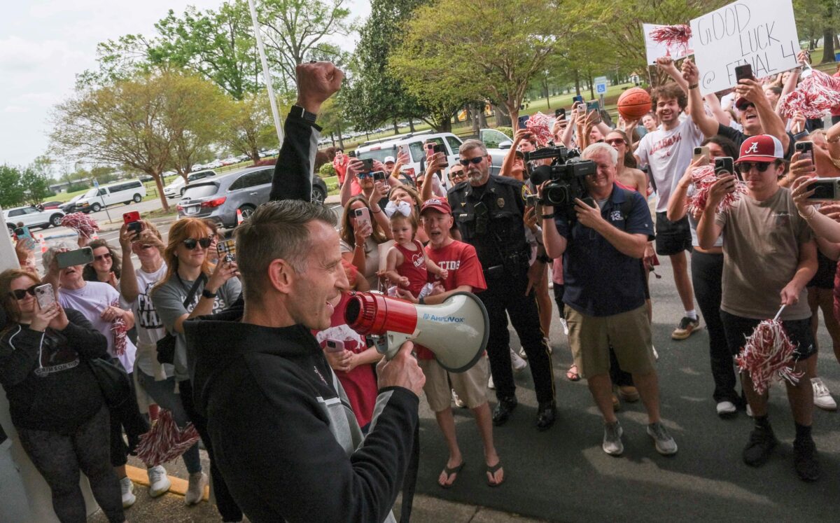 Photos show Crimson Tide fans sending off Alabama basketball to Final Four